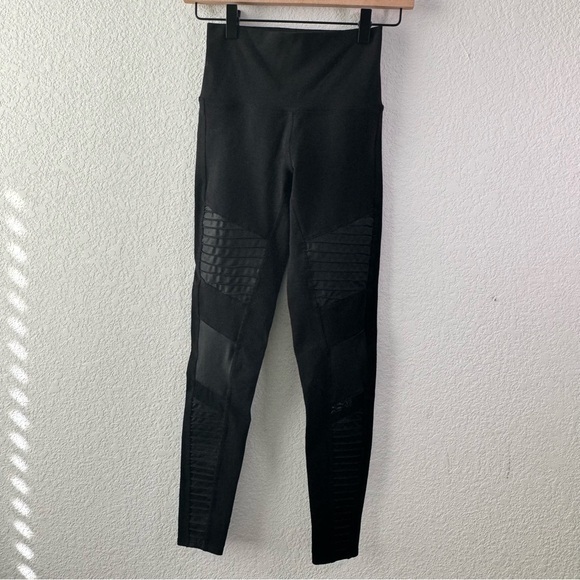 ALO YOGA | 7/8 High-Waist Moto Legging in Black size XS - Picture 9 of 10